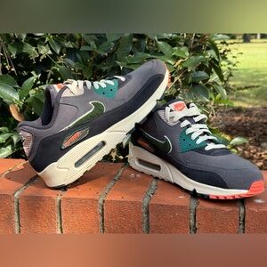 Nike Men's Charcoal and Forest Green Sneakers